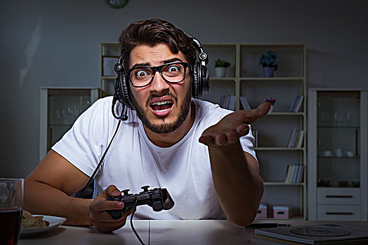 適合男生晚上偷偷玩的手游下載