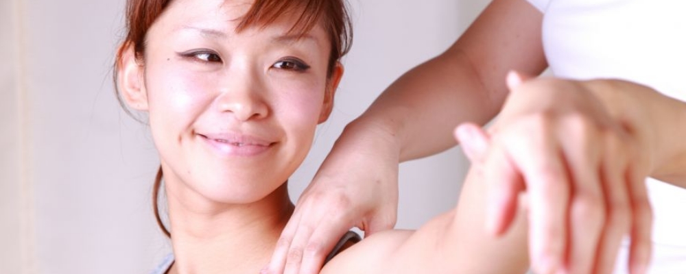 按摩手法教程背部視頻-簡單易學的背部按摩手法教學